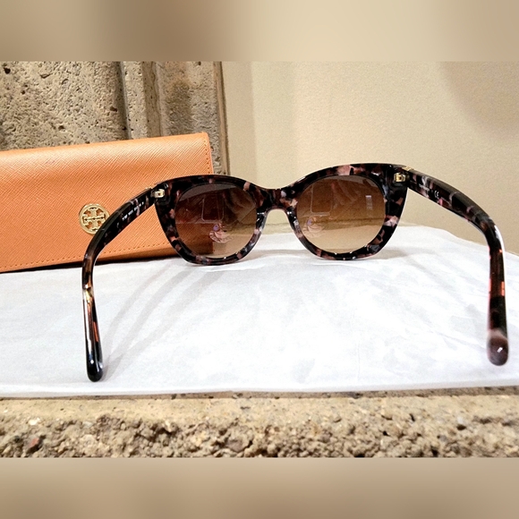 Tory Burch Pearl Port/Tortoiseshell Cat Eye Sunglasses(TY7097) With Case - Picture 4 of 13